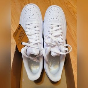 Nike white low sneakers